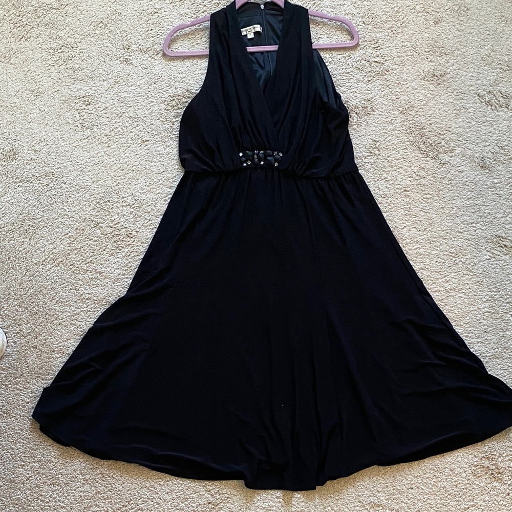 Evan Picone Black Sleeveless Midi Dress with Beaded Waist

PTP 17-19 inches
